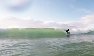 Juan Diego es un gran aficionado al surf, deporte que practica siempre que puede. En la imagen, en Newquay.