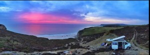 Antes de su experiencia africana, residió en Inglaterra. En la imagen, durante una acampada en Newquay.