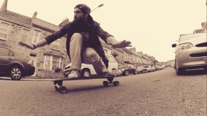 El onubense, practicando 'Longboarding' en Newquay.