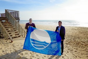 Imagen de archivo de la Bandera Azul 2016 y de los Tenientes de Alcalde de Lepe e Isla Cristina delegados en la Mancomunidad: Jesús Toronjo y Carlos Guarch, respectivamente.