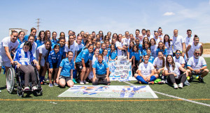 Benítez, junto a la gran familia del Sporting con los obsequios recibidos.