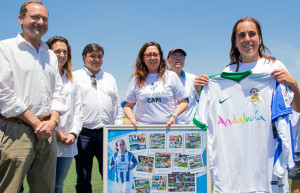 El alcalde de Huelva, Gabriel Cruz, y el diputado provincial de Hacienda y Administración y de Deportes, Francisco Javier Martínez Ayllón, se unieron al homenaje.