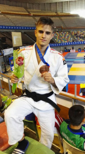 Francis García, con la medalla de bronce obtenida. / Foto: huelvatsv.blogspot.com.es.