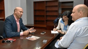 Otro momento de la entrevista. / Foto: Manu Rodríguez.