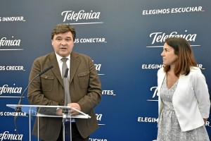 El alcalde de Huelva, Gabriel Cruz, y la directora del Territorio Sur de Telefónica, María Jesús Almazor, durante la inauguración.