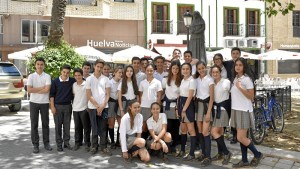 Los estudiantes, frente al periódico, al finalizar la visita. / Foto: Manu Rodríguez.