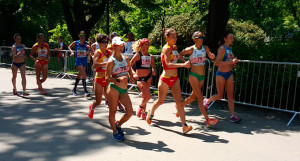 Laura García-Caro tirando en el grupo cabecero. / Foto: @atletismoRFEA.