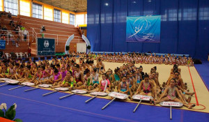 Participantes en el VIII Torneo Interescuela ‘Zenobia’ de Gimnasia Rítmica que tuvo lugar en Moguer.