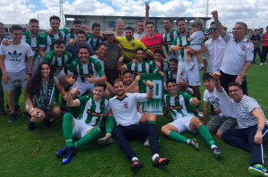 Los componentes del equipo valverdeño celebran la permanencia en el mismo césped. / Foto: @OlimpicaValveCF.