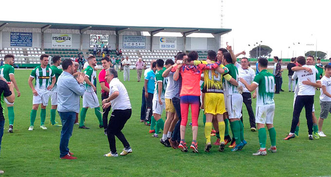 Alegría justificada de los componentes de la Olímpica tras ganar el partido y asegurar la permanencia. / Foto: @OlimpicaValveCF.