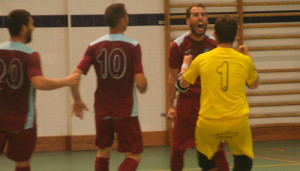 Los onubenses se han adelantado en la eliminatoria gracias a los goles de Carlos Kinty y Eloy. / Foto: www.futsalsur.es.