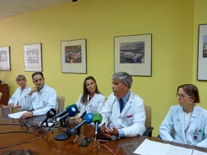 Presentación de la nueva técnica por los responsables de Anatomía Patológica, Cirugía, Oncología y Medina Nuclear en el Hospital Juan Ramón Jiménez.