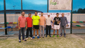 Los ganadores en la categoría masculina en el torneo de pádel jugado en Almonte.