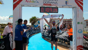 Pedro Lumbreras entrando en la meta en Matalascañas.