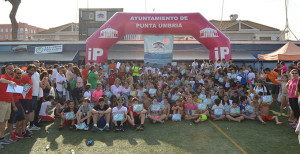 Participantes en la 'Fiesta del agua' que cerró el curso de las Escuelas Deportivas Municipales en Punta Umbría.