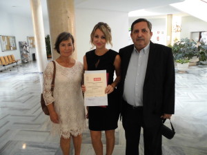 La onubense Cinta Pérez. junto a sus padres, recibiendo el Premio 'Sapere Audep que otorga la Cátedra Cepsa.