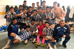 Los jugadores del Recre B celebran la permanencia en los vestuarios.