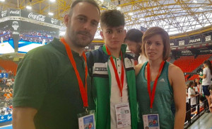 Javier Pérez, junto a los técnicos Santiago Bernárdez y Almudena Gómez.