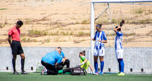 Sara Serrat, duda para el partido en Tenerife, mientras es atendida durante el choque con el Santa Teresa.