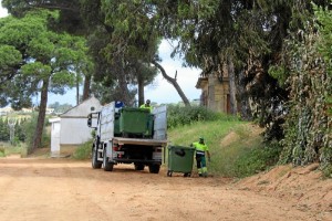 Los servicios municipales, trabajando para tener listo el recinto. 