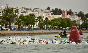 Un total de 180 participantes se dieron cita en el V Triatlón Isla Canela. / Foto: J. L. Rúa.