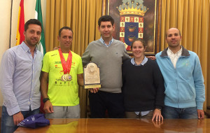 Un momento del homenaje del Ayuntamiento de Valverde del Camino tributó al deportista trasplantado Emilio Domínguez.