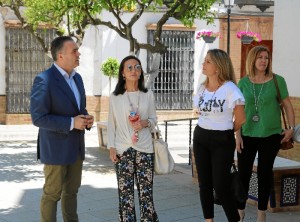 Un momento de la visita de la Subdelegada del Gobierno a La Palma del Condado.