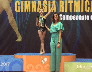 Ángela Martín, en lo más alto del podio, con la medallista olímpica Lourdes Mohedano.