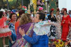 Un momento del traspaso de la vara de San Isidro a sus nuevos hermanos mayores, un grupo de mujeres del chiringuito ‘El Tamboril’.