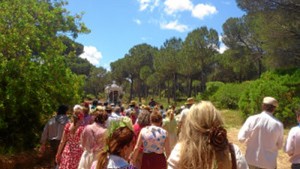 Peregrinos en su caminar a la aldea.