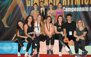 Cuerpo técnico y gimnastas del GR Huelva en el Campeonato de Andalucía celebrado en Moguer.