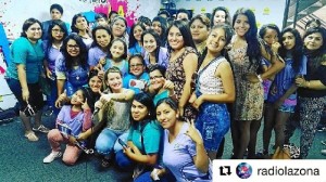 A su llegada al aeropuerto de Perú se encontró a un grupo de fans que fueron a recibirla. 