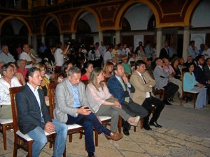 LLeno de aficionados y profesionales del mundo del toro se ha presentado en el patio del Ayuntamiento de Huelva para asistir a la cita de presentación. 