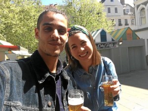 Tamara, con su pareja Adrián, quien vive junto a ella en Norwich. 