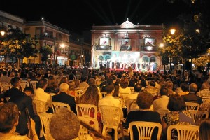 1.La Plaza de España acogió anoche el XLVII acto de coronación y pregón de las fiestas patronales.