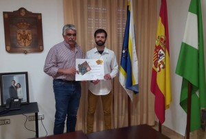 Entrega de la distinción por el premio alcanzado a Javier Fuster.