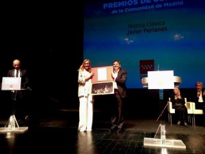 Otro momento de la entrega del reconocimiento al pianista nervense.