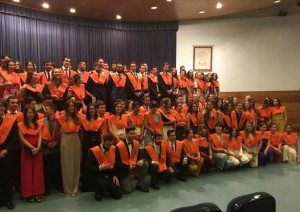 Alumnos de las titulaciones tras el acto de graduación. / Foto: FJ Granados.