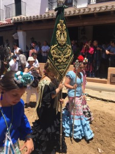 Banderín del Grupo Jóven de la Hermandad de Huelva, camino de la presentación. / Foto: MMG.