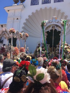 El Simpecado de la Hermandad de Huelva en la Presentación, junto al de la Hdad. de Lucena del Puerto. / Foto: MMG.