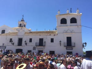 Vista de la Ermita, hoy a mediodía, desde la fachada de la Hermandad de Huelva./Foto: MPD.