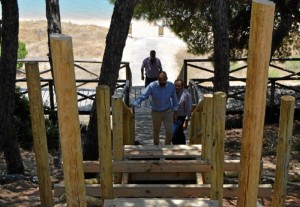 Abierta al público la escalera que da acceso a los peatones a la pasarela situada frente a los hoteles AC Nuevo Portil y Playas de Cartaya.