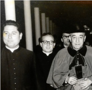 A la izquierda del lector, en sus primeros años de sacerdocio