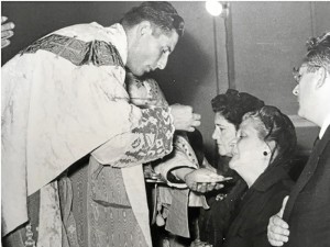 Misacantano de Monseñor Noguer: dándole la Sagrada Forma a su madre.