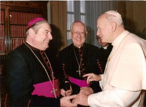 De izquierda a derecha: don Ignacio Noguer, don Rafael González (Obispo Coadjutor y efectivo de la Diócesis de Huelva) y San Juan Pablo II,