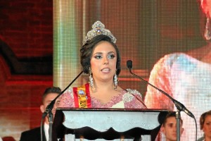 4.Almudena Márquez Carrillo dirigiéndose al público tras ser coronada reina de las fiestas de 2017.