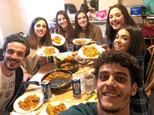 La onubense, disfrutando de una paella junto a amigos españoles.