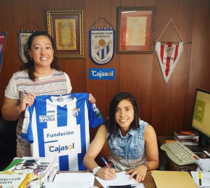 Analu, junto a la presidenta del equipo, Manuela Romero, en el momento de la firma de su renovación.