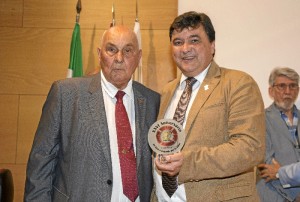 El alcalde de Huelva, Gabriel Cruz, junto al presidente de Aonujer, Jorge Barroso.