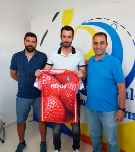 Juanma Barba, posando con la camiseta del que será su nuevo equipo.